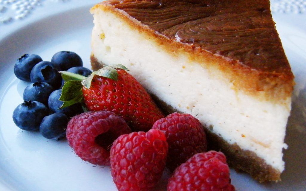 Baked cheesecake with raspberries and blueberries
